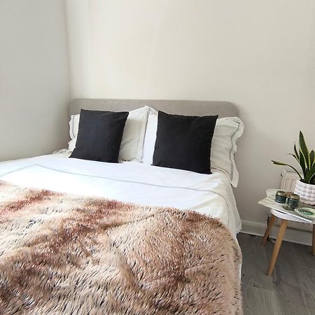 Bright Chiswick Apartment - Great Location London Eksteriør billede