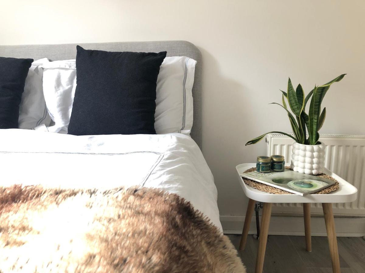 Bright Chiswick Apartment - Great Location London Eksteriør billede