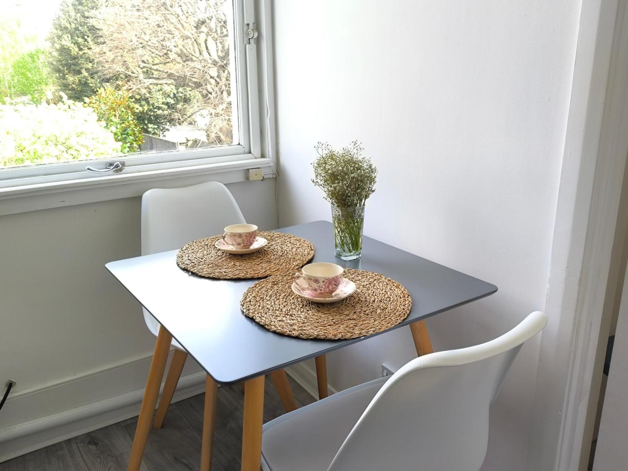 Bright Chiswick Apartment - Great Location London Eksteriør billede